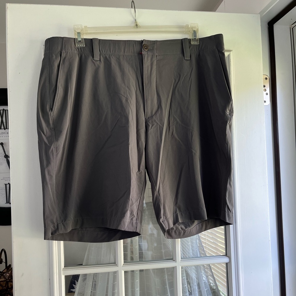 MEN’S UNDER ARMOUR GRAY SHORTS